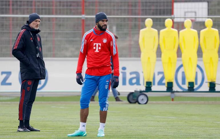 Thomas Tuchel (i), el nuevo entrenador del Bayern Munich, junto a Eric Maxim Choupo-Moting, el delantero camerunés y goleador del equipo bávaro.