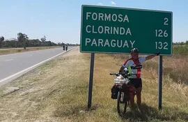 Pedaleando llegan a Paraguay desde Buenos Aires, Argentina.