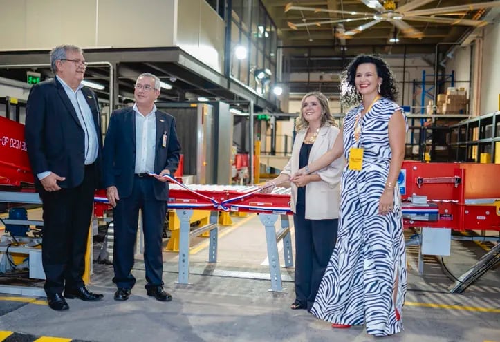 Rubén Aguilar, Jorge Brítez, Milva Bogado y Leticia Telesca en la inauguración del innovador centro de operaciones de DHL.