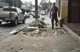 Actualmente, las veredas en el microcentro de Asunción se encuentran destrozadas y la municipalidad no multa ni arregla.