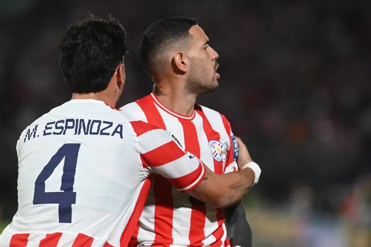 Matías Espinoza y Antonio Sanabria, asistente y goleador, festejando el gol de la selección paraguaya ante Bolivia.