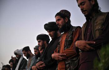 Talibanes rezan en Kabul.