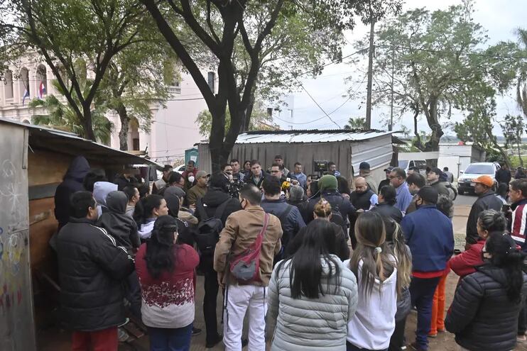 La propuesta de reubicación incluye a las 74 familias que están censadas en su totalidad. Hoy, las autoridades visitaron a los ocupantes que viven frente al Cabildo desde hace un año y medio.