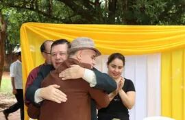El presidente del Indert, Francisco Ruiz Díaz, abraza al dirigente César Fernández (con sombrerito).