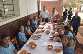 El lanzamiento del programa de almuerzo escolar se realizó en la Escuela Virgen de Lourdes de San Estanislao, una de las instituciones beneficiadas de la zona.