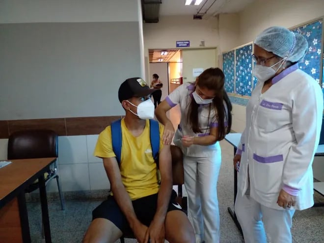 Una escasa cantidad de jóvenes se acercaron para recibir su inmunización en San Lorenzo.