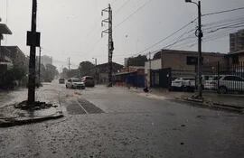 Una fuerte lluvia se registró esta tarde en Asunción