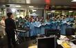 El Coro Arapy del Colegio Salesianito durante la serenata que ofrecieron hoy en la redacción de ABC.