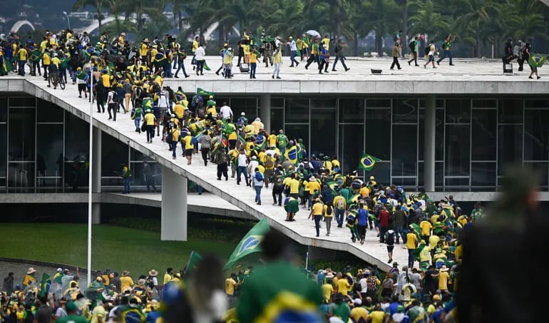 Seguidores de Jair Bolsonaro invaden el Congreso Nacional, el Supremo Tribunal Federal y el Palacio del Planalto en Brasilia el  8 de enero de 2023 (Foto: EFE).