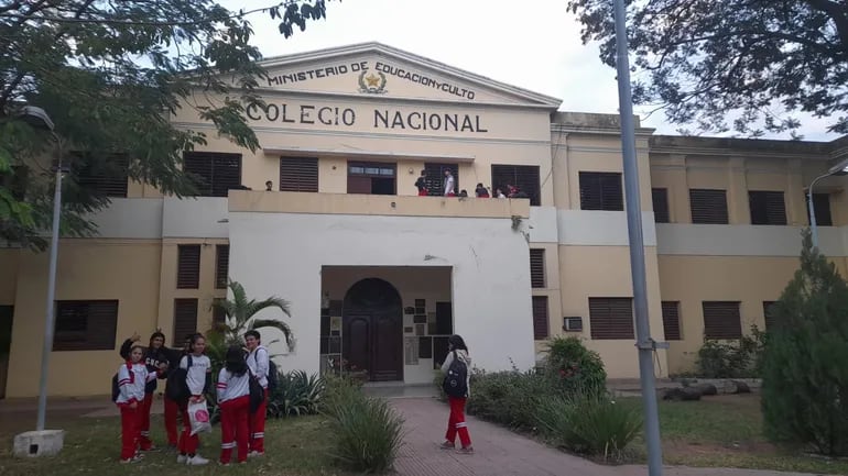 Alumnos del Colegio Nacional de la Capital permiten el acceso al predio pero no a los pabellones principales para el desarrollo de clases.