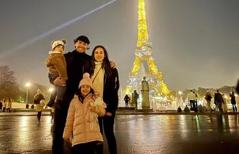 Con la icónica Torre Eiffel de fondo, posan Gustavo Gómez y Jazmín Torres con sus hijos Lucca y Pía.