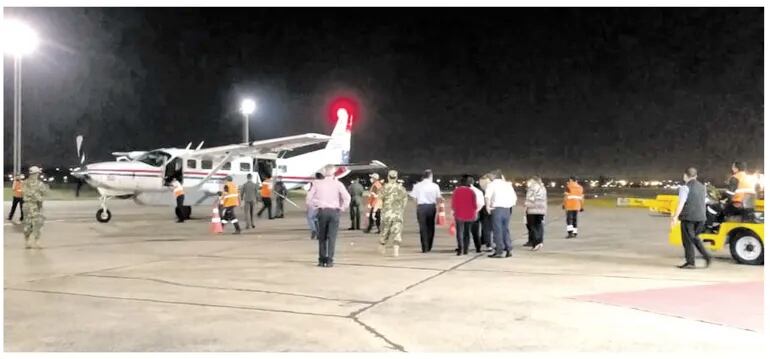 Instante de la llegada del avión de la Fuerza Aérea Paraguaya en el que fueron traídas anoche las 3.000 vacunas donadas por el gobierno de Emiratos Árabes Unidos.