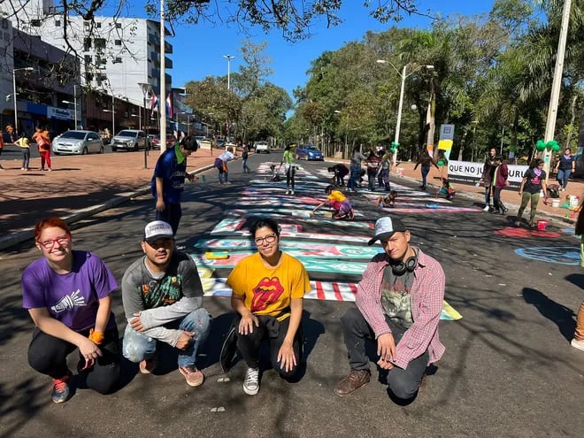 Los artistas realizaron la pintata sobre el pavimento para pedir "Infancias libres de violencia".