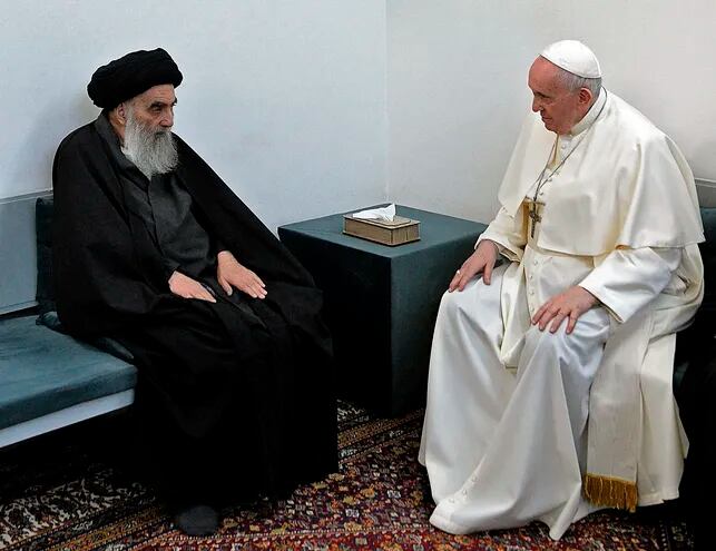 Histórico. El papa Francisco, líder de la Iglesia Católica, y el gran ayatolá chii Ali al-Sistani.