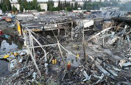 Los servicios de emergencia trabajan en las ruinas del centro comercial atacado presuntamente por Rusia con un misil de alta precisión. (AFP)