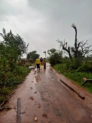 Bomberos evalúan los daños tras el tornado en Mbocayaty del Yhaguy, el pasado sábado.