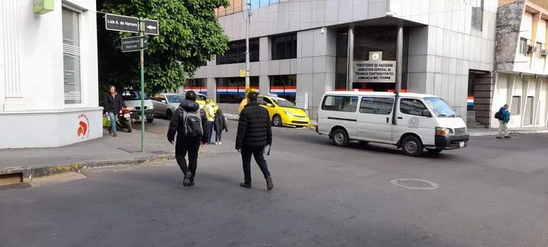 En la esquina de Herrera e Independencia Nacional no hay franja peatonal por incapacidad de la Municipalidad.
