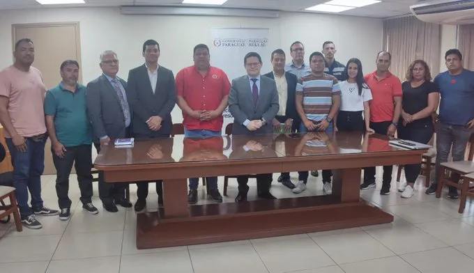 El intendente de Nanawa, Claudio Samaniego y el titular de la Dirección Nacional de Ingresos Tributarios (DNIT), Óscar Orué acompañados de concejales de la ciudad fronteriza.