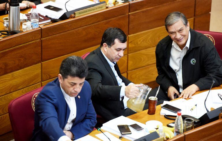 Los senadores liberales Víctor Ríos (i), Amado Florentín y José Ledesma, durante el debate del proyecto de modificación de la Ley de Tránsito que finalmente fue rechazada. Vuelve a Diputados.