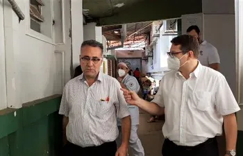 El fiscal Francisco Martínez en compañía del médico forense Aldo Von en el Hospital Regional de Encarnación.
