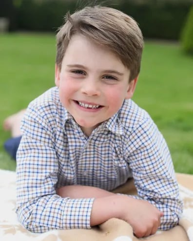 El sonriente príncipe Louis en una imagen captada por su madre, Kate Middleton.