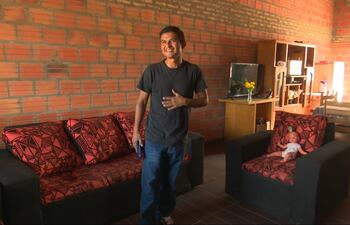 Froilán Benega recibió a un equipo de ABC TV y alegremente mostró el interior de su vivienda.