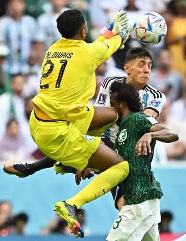 Momento en que Yasser Al Shahrani sufre la lesión en la cabeza, tras un choque con la rodilla del arquero Mohammed Al-Owais, durante el partido contra Argentina.