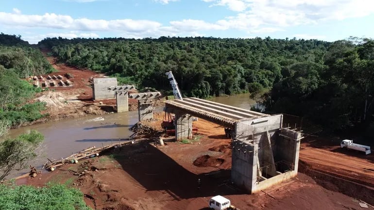 La construcción del puente sobre el río Ñacunday forma parte de la obra del corredor de exportación.