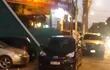 Los vehículos estacionados en la vereda -presuntamente para ir a un restaurante- obstaculizan el paso