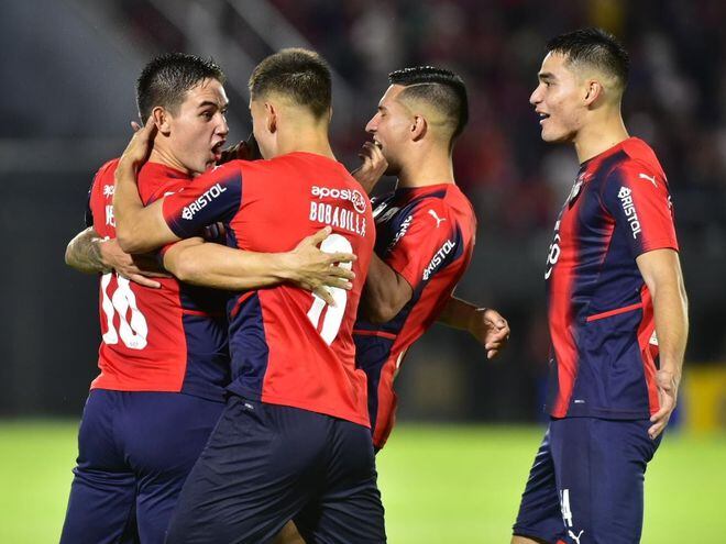 Los jugadores de Cerro Porteño festejan el tanto de Fernando Romero (i) contra el Sportivo Ameliano por la jornada 12 del torneo Apertura 2022.