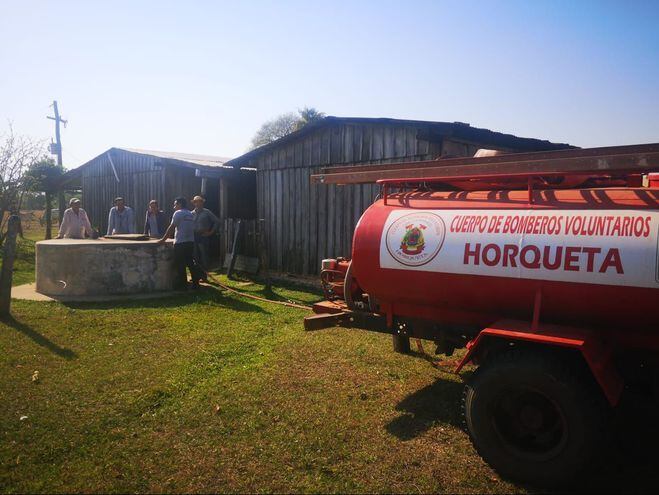 El camión cisterna del Cuerpo de 
Bomberos Voluntarios de Horqueta que llevó agua a pobladores de Cerrito Totora.