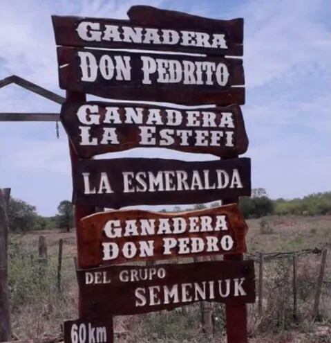Cartel que indica el camino al establecimiento ganadero ubicado en Boquerón.