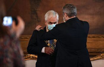 Sebastián Piñera (i) fue condecorado ayer. (AFP).