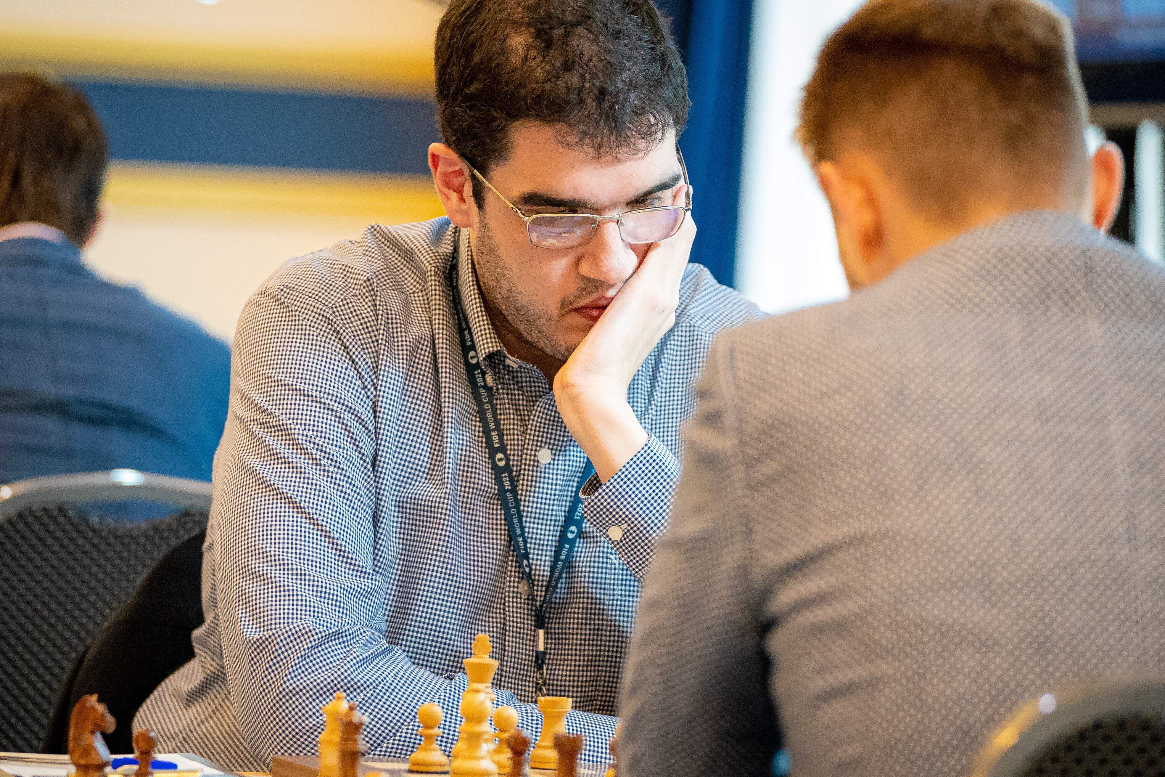 El MI Guillermo Vázquez en plena faena contra Nikita Meshkovs al que dejó fuera del Mundial de Ajedrez Sochi 2021. (Foto FIDE)