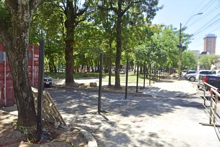 Postes colocados en medio de la calle Río Tebicuary. De esta manera, cerrando la calle, las rejas seguirán por todas las plazas, hasta quedar "unidas".