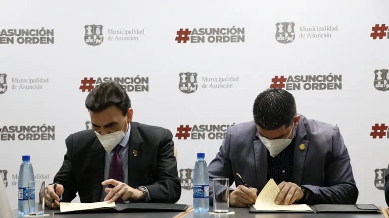 Participaron de la firma, el ministro del MUVH, Carlos Pereira Olmedo (izq.) y el intendente de la Municipalidad de Asunción, Oscar Rodríguez (der.).