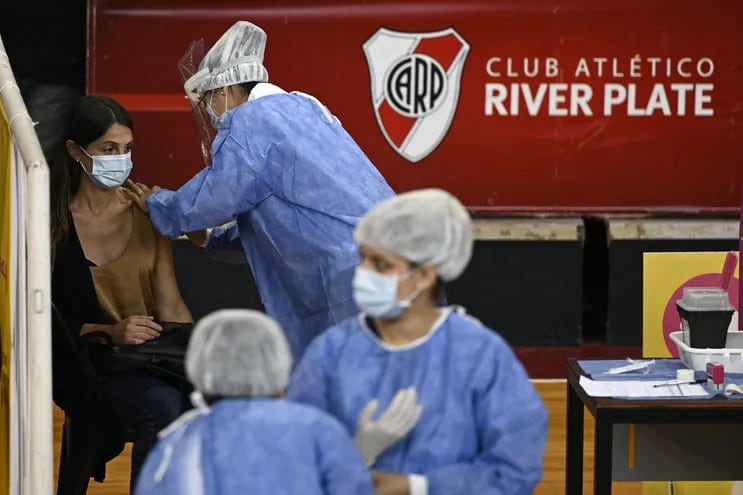 Una mujer recibe una dosis de la vacuna rusa Sputnik V en un puesto de vacunación instalado en el Estadio Monumental de Buenos Aires, Argentina.