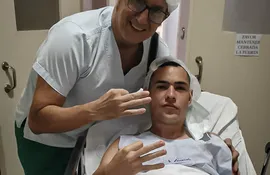 Diego Torres (d) antes de la intervención quirúrgica por la fractura en el rostro que sufrió en el partido de Olimpia contra Sportivo Luqueño por la primera fecha del torneo Apertura 2023 del fútbol paraguayo.