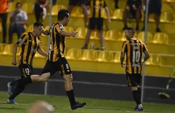 Festejo en el gol del triunfo concretado por Josué Colmán (10) con Benítez y Fernández.