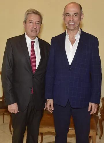 El embajador de Uruguay, Eduardo Bouzout Vignoli y el presidente del Club de Ejecutivos, Jaime Egüez.