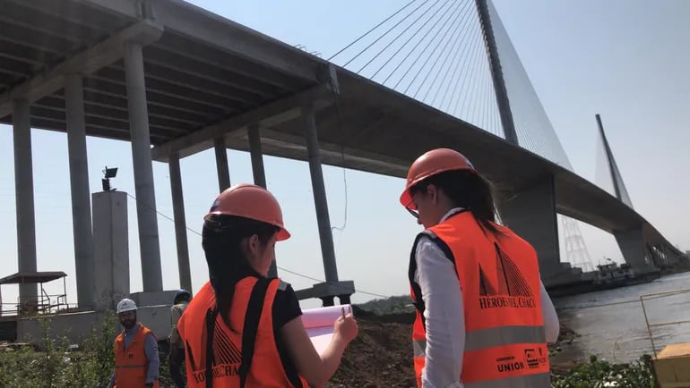 Funcionarios verificaron  coordenadas, en la zona del  puente "Héroes del Chaco" en el marco de la verificación de la denuncia de presunta invasión del cementerio Maká.