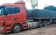 Camión cargado con 33.000 kilos de granos de soja que los uniformados intentaron robar, en una falsa barrera que montaron en Yby Pytã.