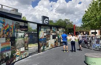 Personas observan una instalación de fotos para honrar a las 49 víctimas de la masacre ocurrida en el lugar donde estuvo el club nocturno Pulse, el 01 de mayo de 2022 en Orlando, Florida (EE. UU).