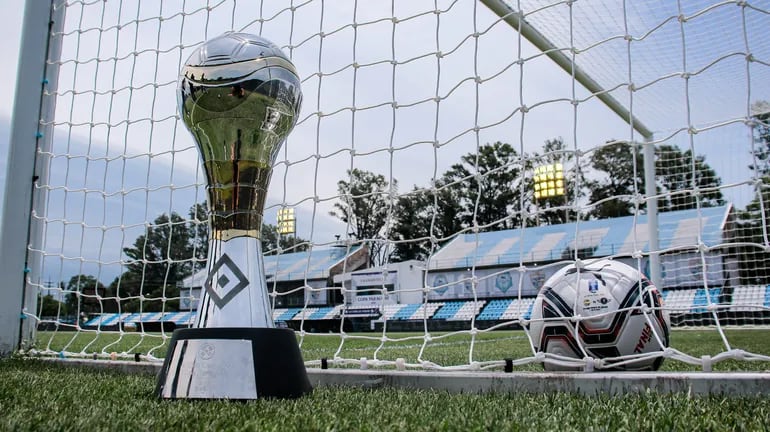 El trofeo de la Copa Paraguay en el estadio Parque del Guairá, sede elegida para la final de la temporada anterior.
