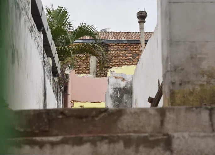 Desde el portón se puede confirmar que hay una demolición en la parte posterior de la casa patrimonial en Paraguarí 1.137 e/ República de Colombia y Rodríguez de Francia.