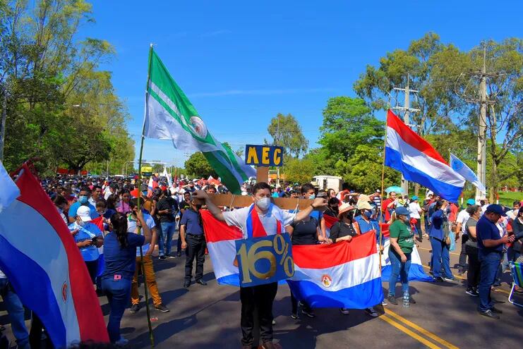Docentes endurecen manifestación en Villarrica y hasta se "crucifican".