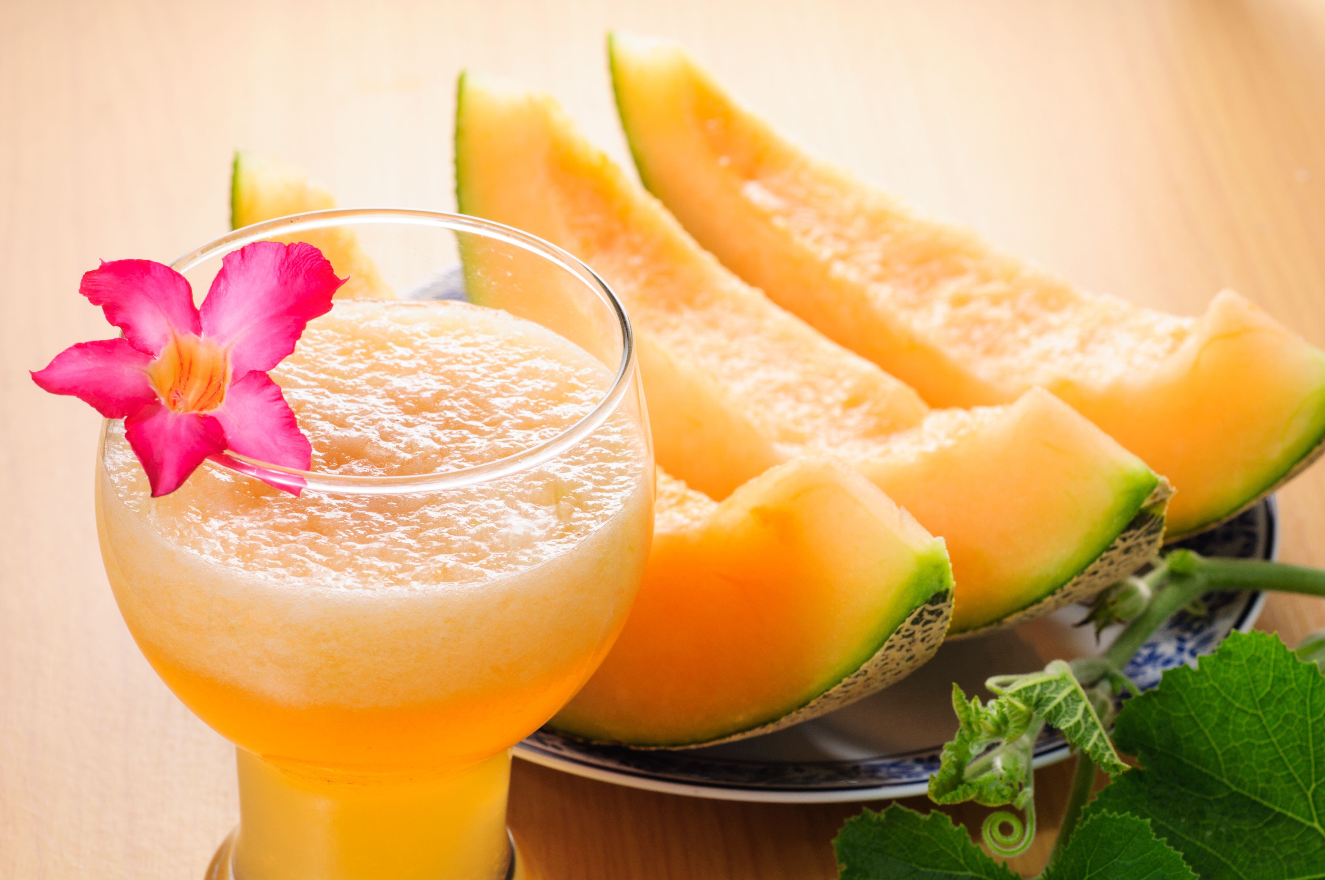 La mañana está para tomar una bebida combinada de melón, pera y jengibre La mañana está para tomar una bebida combinada de melón, pera y jengibre