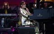 La leyenda británica Elton John (76) actúa en el escenario Pirámide en el quinto día del festival de Glastonbury en Somerset, Reino Unido.
