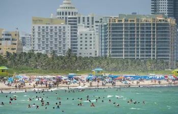 Vista de una parte de la playa en Miami Beach, estado de la Florida, Estados Unidos. El sitio atrae a miles de compatriotas que van hasta allí a vacunarse y luego a disfrutar de un par de días de ocio.