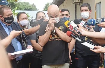 Rubén Valdez, esposado y a cara  descubierta, habló con la prensa tras su arresto.